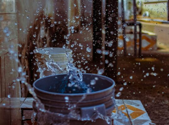 Ici chaque goutte compte… Spécialiste des travaux publics, TP Groslambert installe vos systèmes de récupération d’eau de pluie avec expertise et précision. De la mise en place des cuves à la gestion des raccordements, nous assurons des installations fiables, durables et respectueuses de l’environnement.